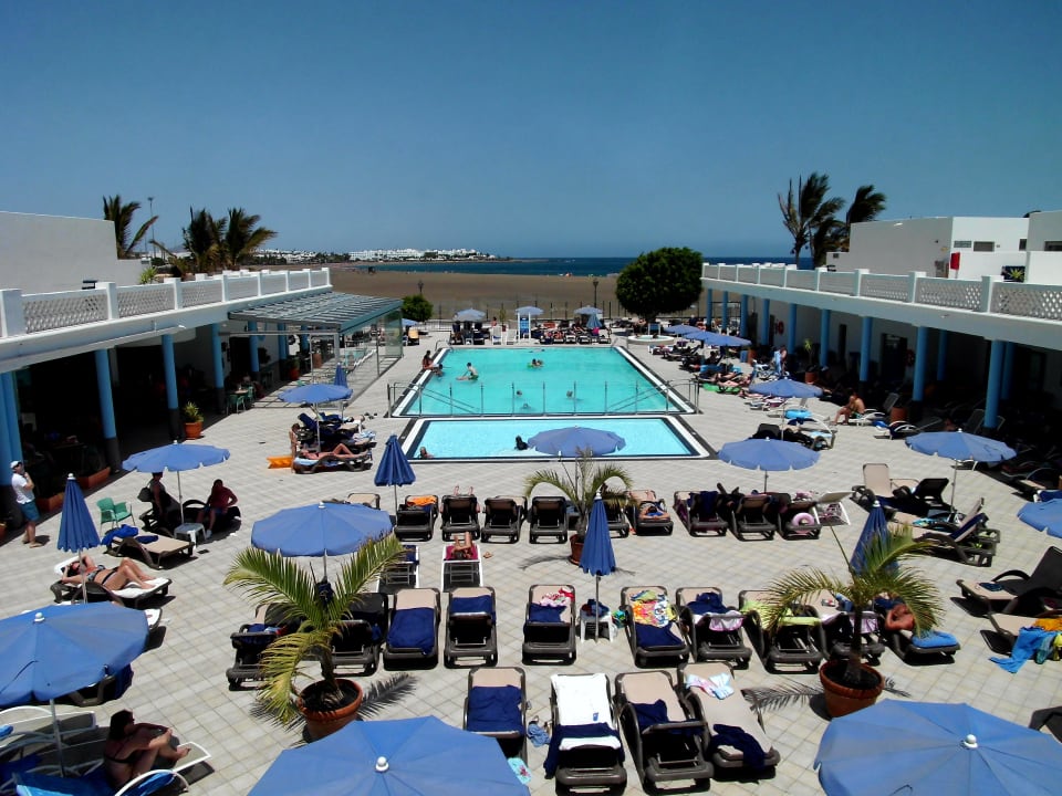 Aussicht auf den Pool mit dem Meer dahinter Hotel Las Costas