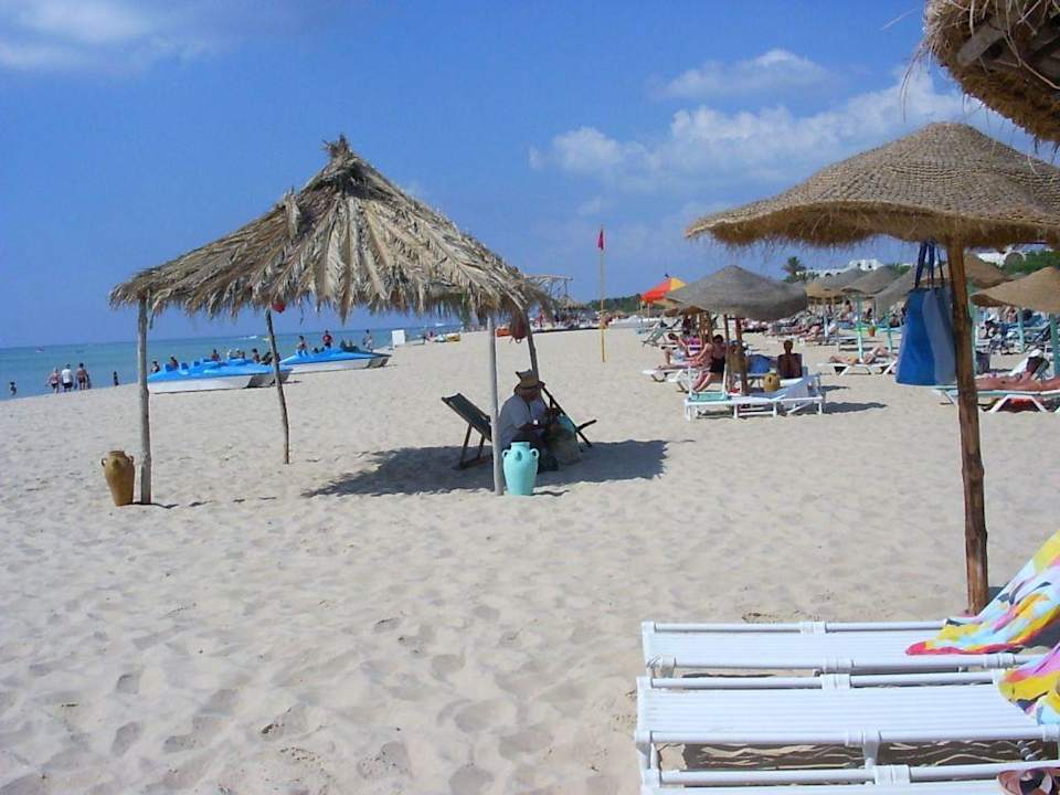 Ein Trommelverkäufer macht Pause. Hotel Sunnydays L'Albatros/Albatros