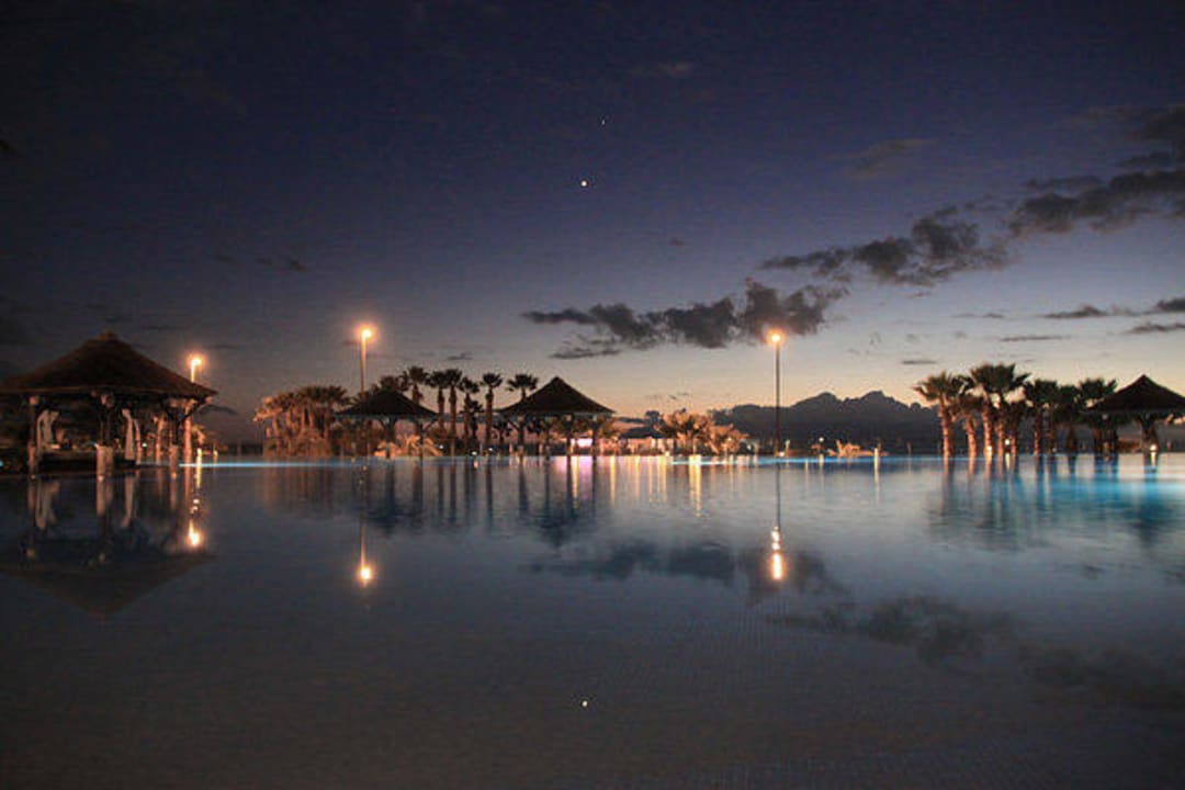 Infinity Pool am Abend Gran Melia Palacio de Isora Resort