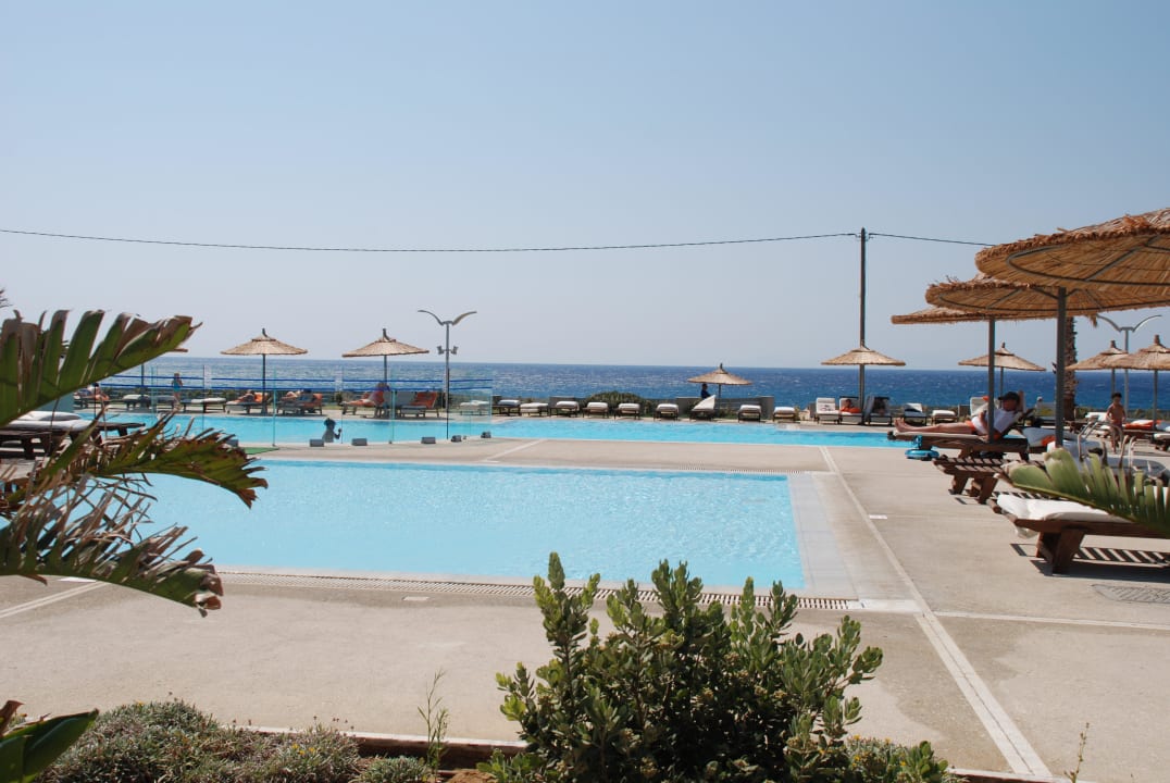 Schön gestaltete Poolanlage mit Kinderpool (vorne) Akti Palace Resort & Spa