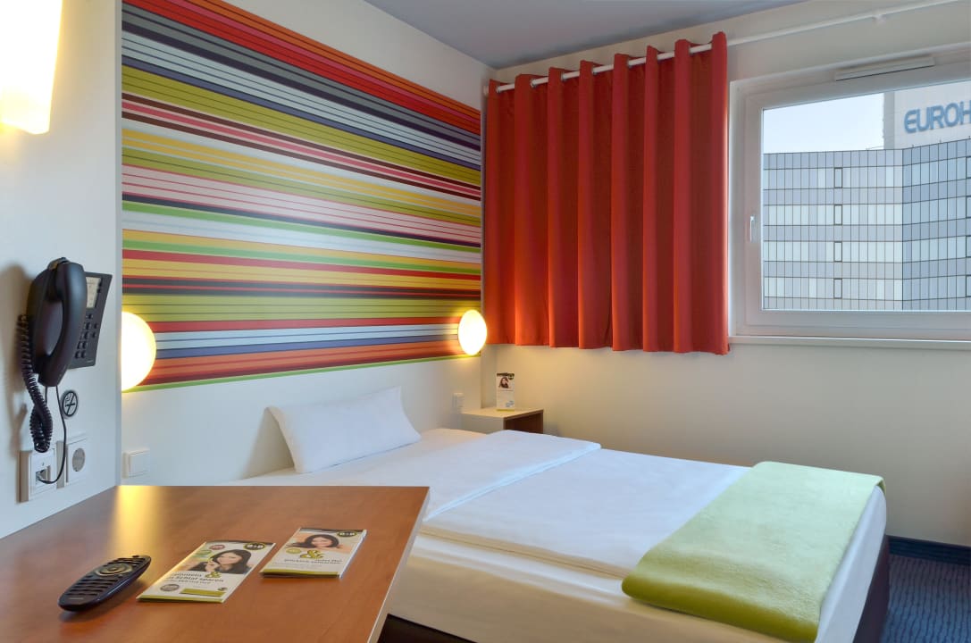 Zimmer mit französischem Bett B&B Hotel Frankfurt-Niederrad