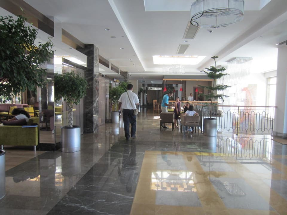 Der Eingangsbereich mit Bar, Rezeption Port Side Resort Hotel