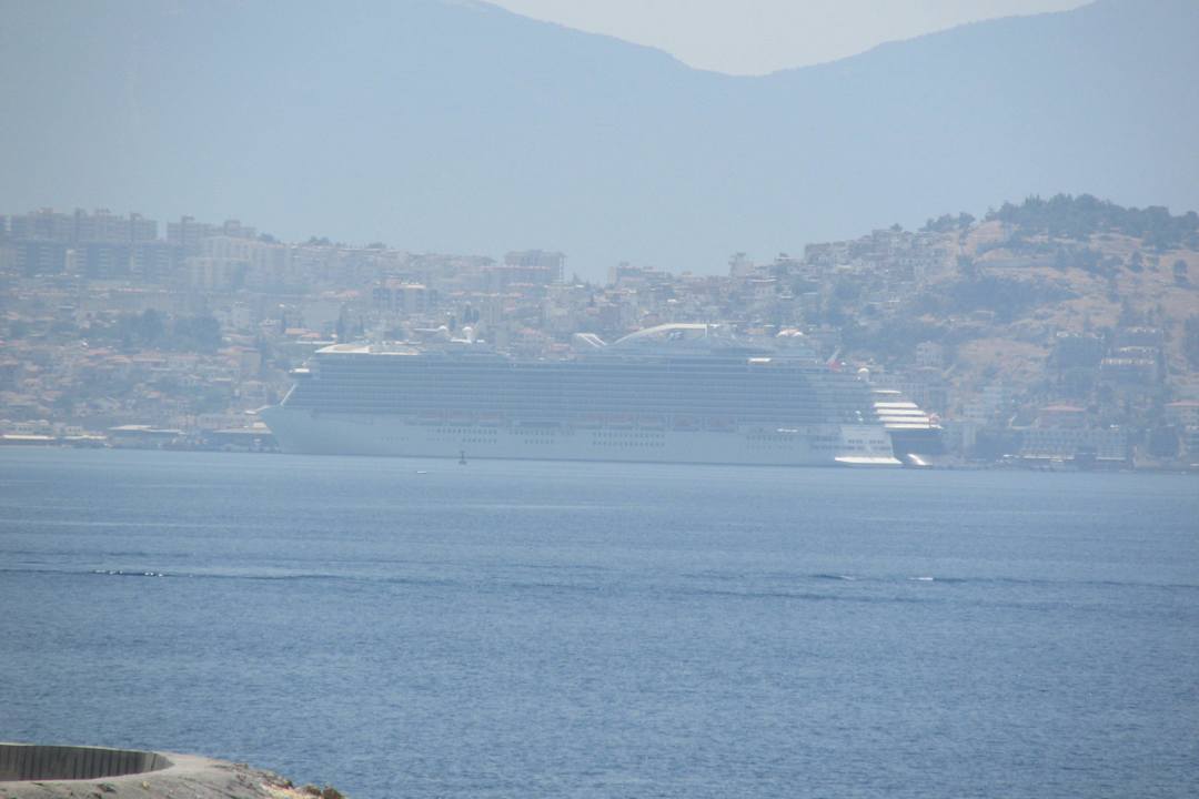 Statek w porcie w Kusadasi Hotel Pine Bay Holiday Resort