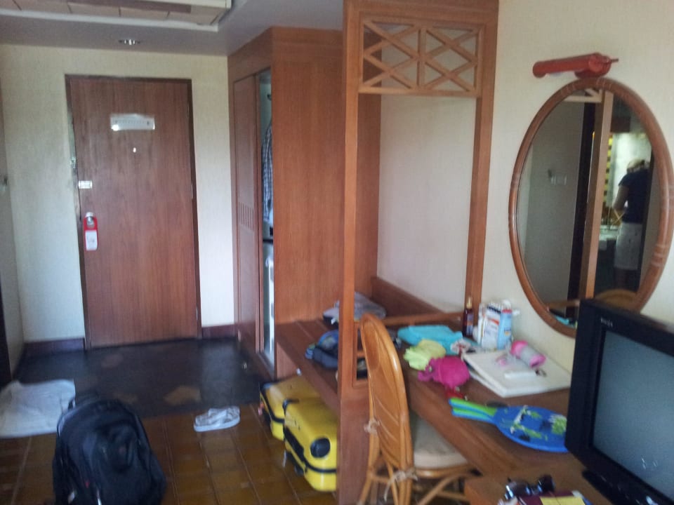 Eingangstür, Kleiderschrank, TV Samui Natien Resort
