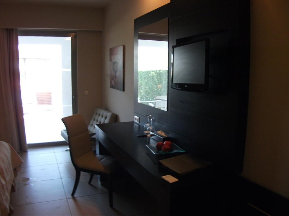 Schreibtisch mit Spiegel und TV TUI BLUE Palazzo del Mare