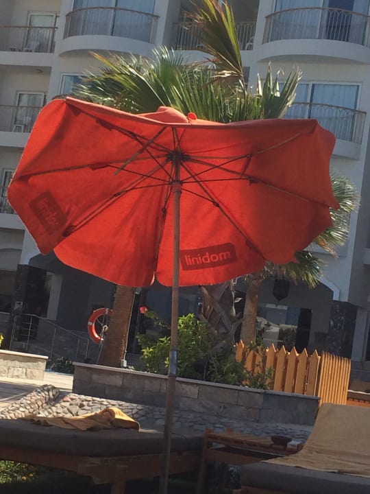 Schirme und gefährliche Zacken Royal Star Beach Resort