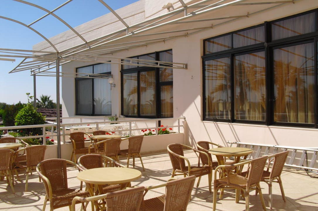 Вечерний бар на террасе Pegasos Deluxe Beach Hotel