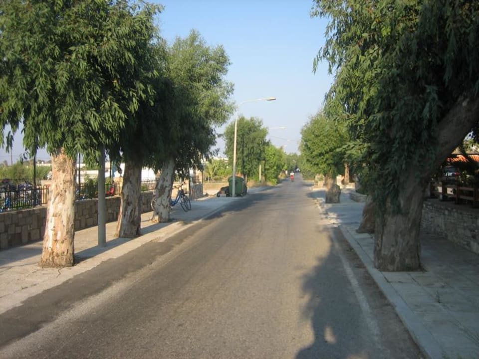 Strasse vom Hotel zum Strand Gaia Garden Hotel
