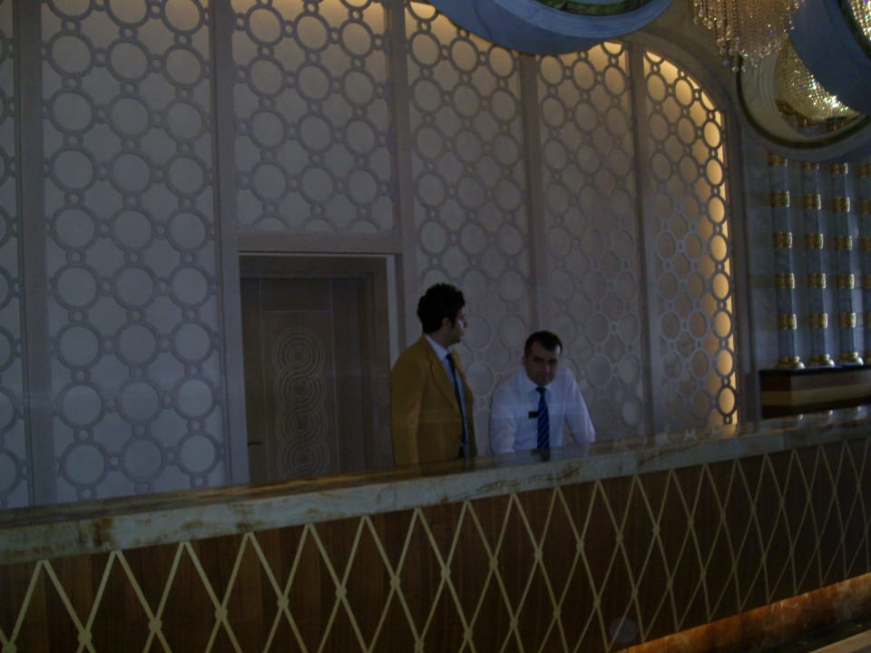 Nette Rezeptionsbelegschaft Royal Holiday Palace