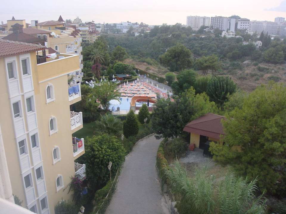 Fußweg zur Rezeption Larina Resort Spa & Hotel