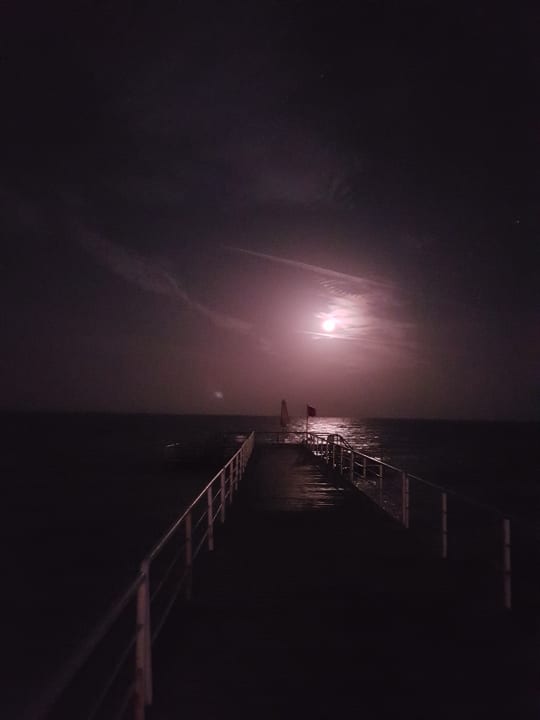 Steg zum Hausriff bei Mondschein. Foto ohne Filter aufgenomm Serenity Alpha Beach