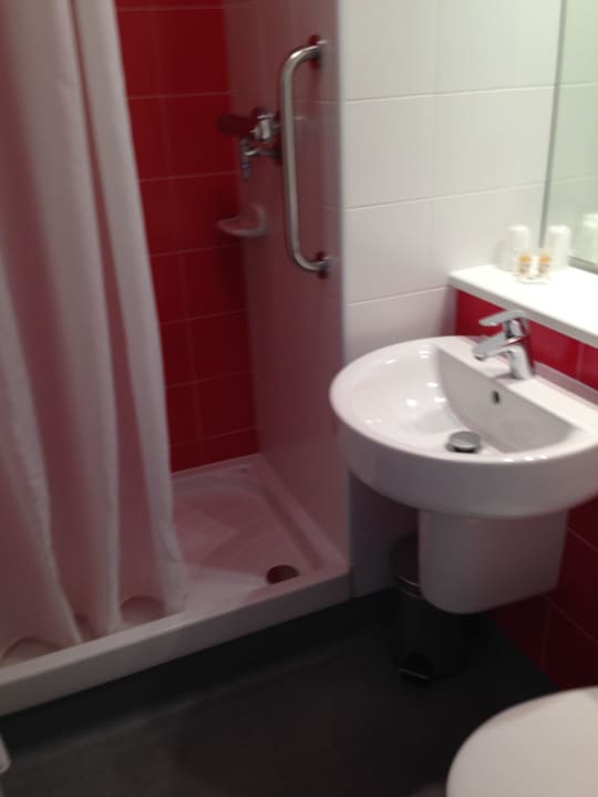 Bathroom Travelodge Barcelona Poblenou