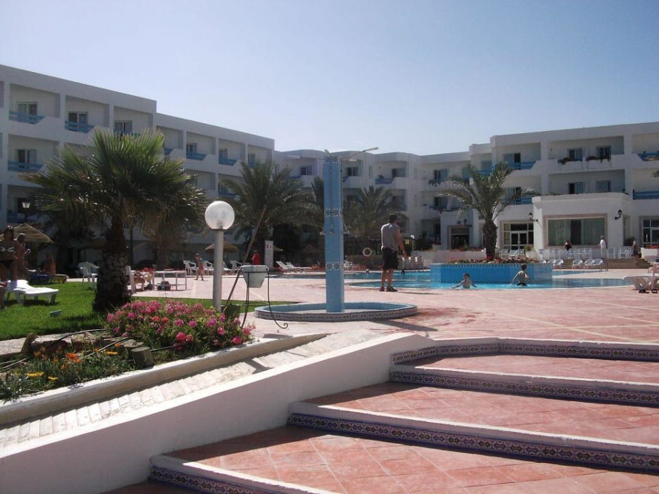 Der Pool von der Gartenanlage aus Hotel Rosa Beach