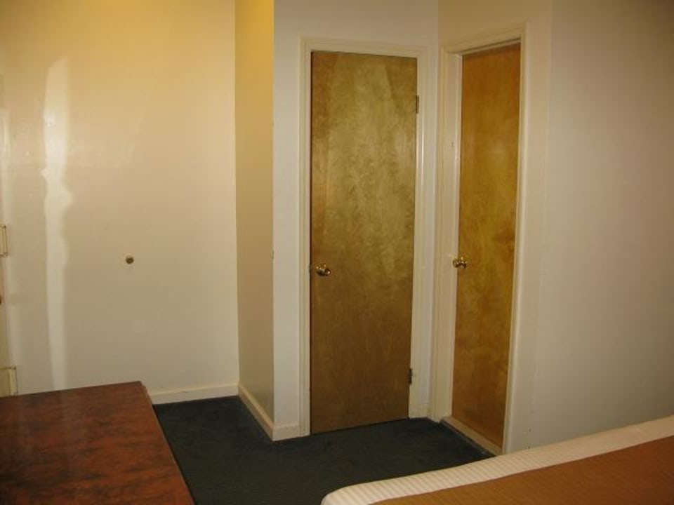 Türen zum Bad und zum Kleiderschrank im Zimmer 607 St. James Hotel