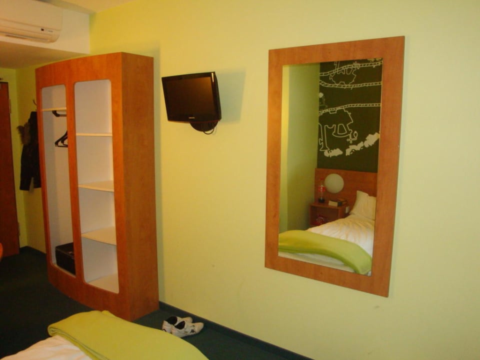 TV & Spiegel B&B Hotel Augsburg-Süd