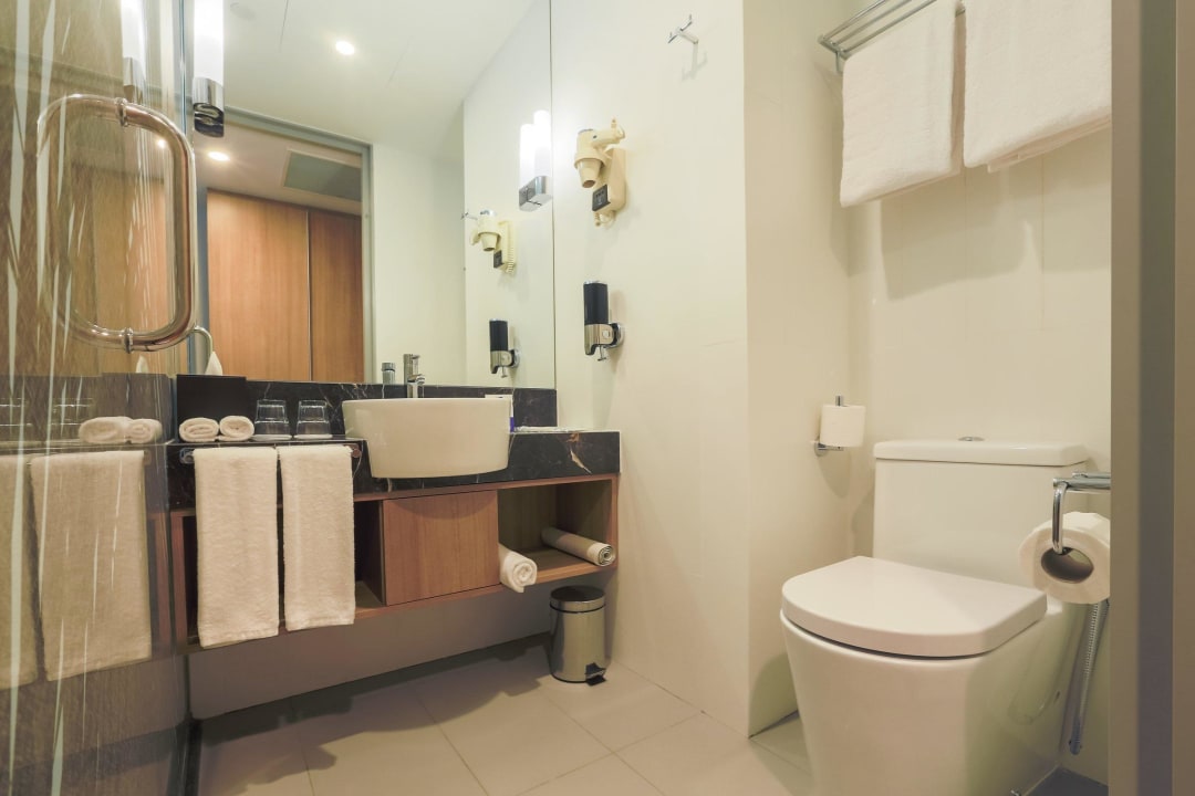 Bathroom Holiday Inn Express Singapore Orchard Road