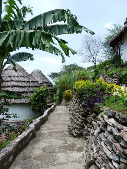 Weg zu den Hütten Kingfisher Lodge Kichwamba