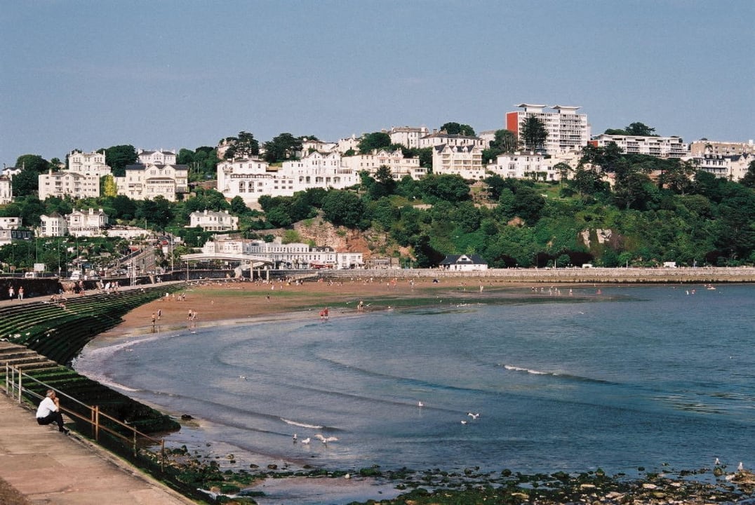 Promenade und Strand von Torquay bei Ebbe Grand Hotel