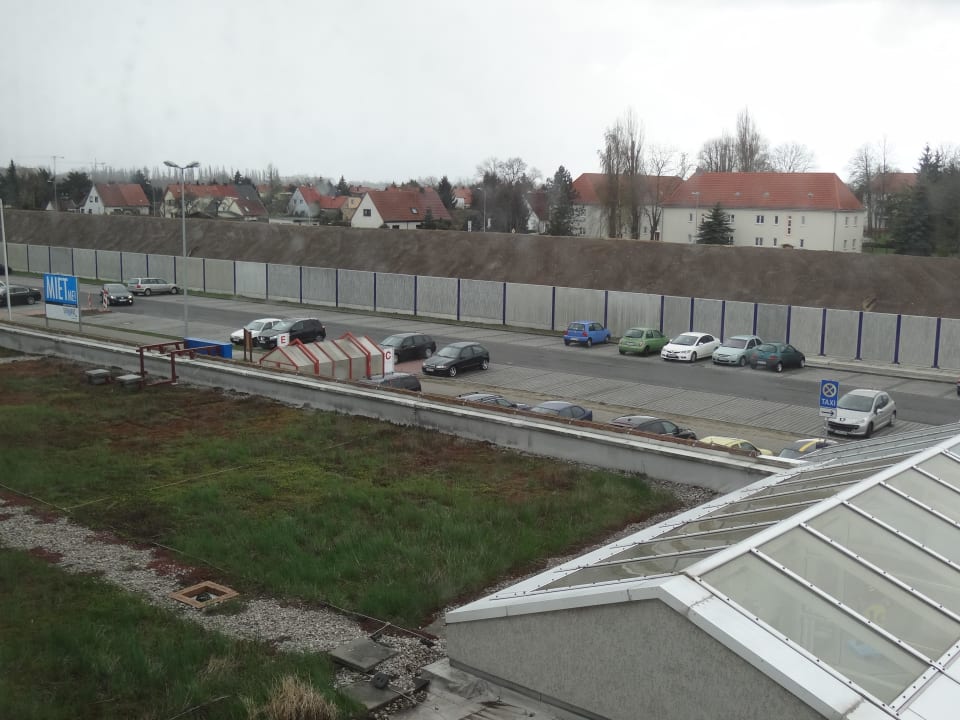 Blick auf den Parkplatz des EK-Zentrum 1 Good Morning + Leipzig