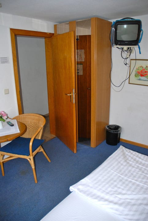 Blick in den Vorraum; TV-Gerät Pension Bella Vista