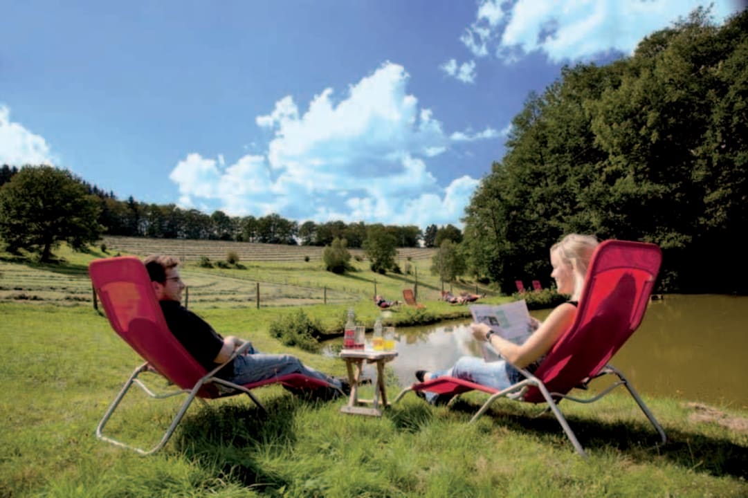 Badeweiher mit Sonnenliegen Gut Ahe Landgasthof | Café | Event