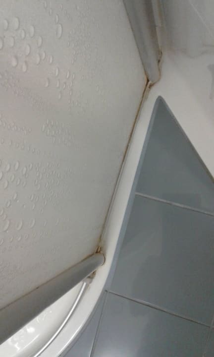 Rost und Dreck flecken an der dusche  unten  IntercityHotel Magdeburg