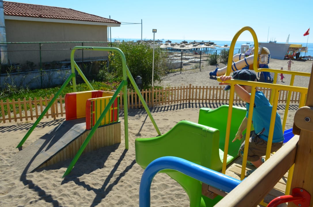 Spielplatz zwischen Kinderpool und Strand TUI BLUE Palm Garden