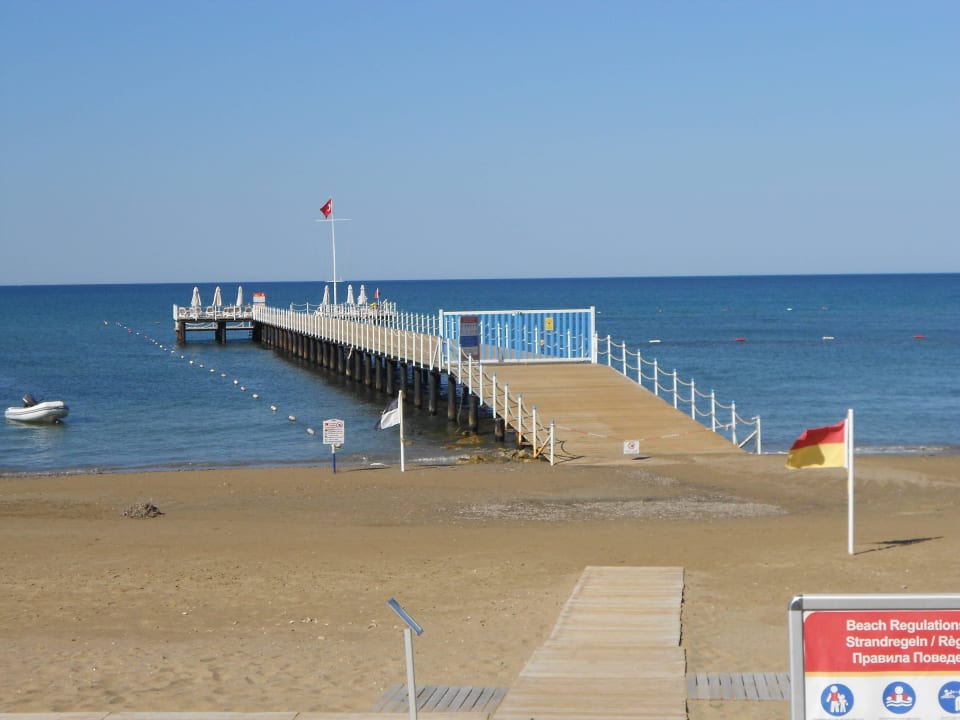 Hoteleigener Steg mit Liegen und Sonnenschirmen PALOMA Perissia