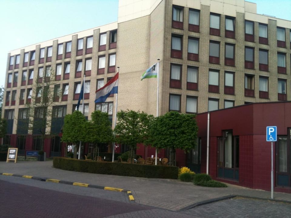 Vom Parkplatz aus Fletcher Hotel-Restaurant Carlton