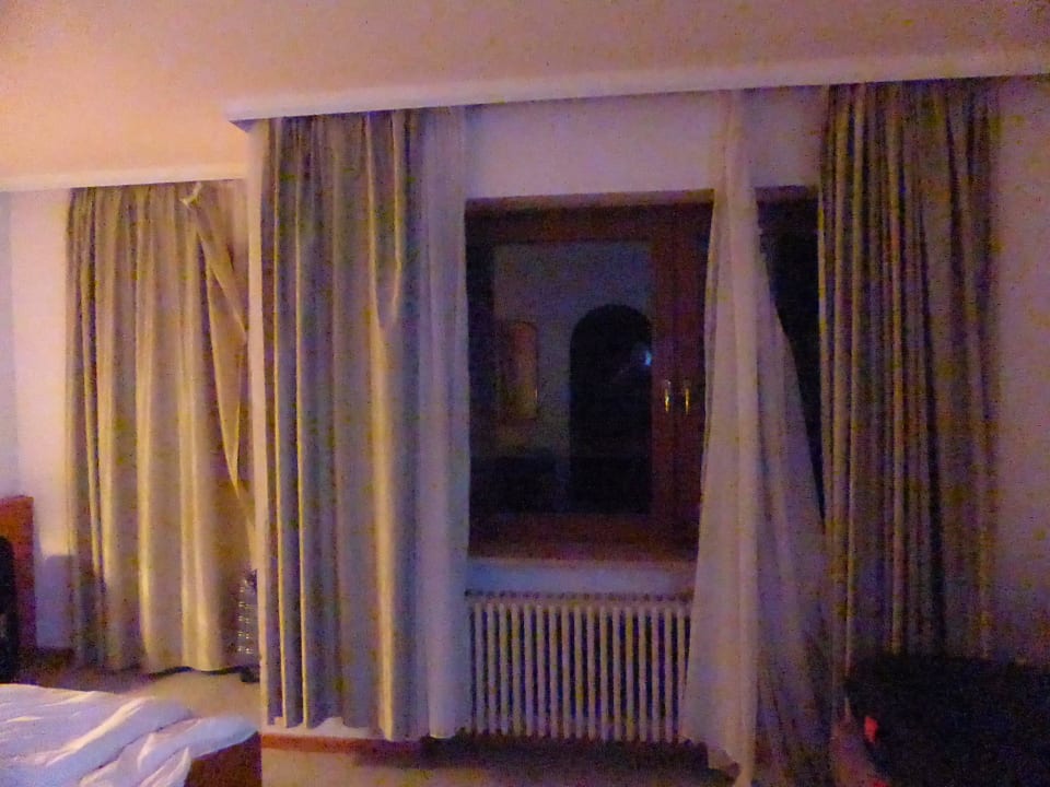 Vorhang u. Stors hängen herab Sonnenwald Hotel