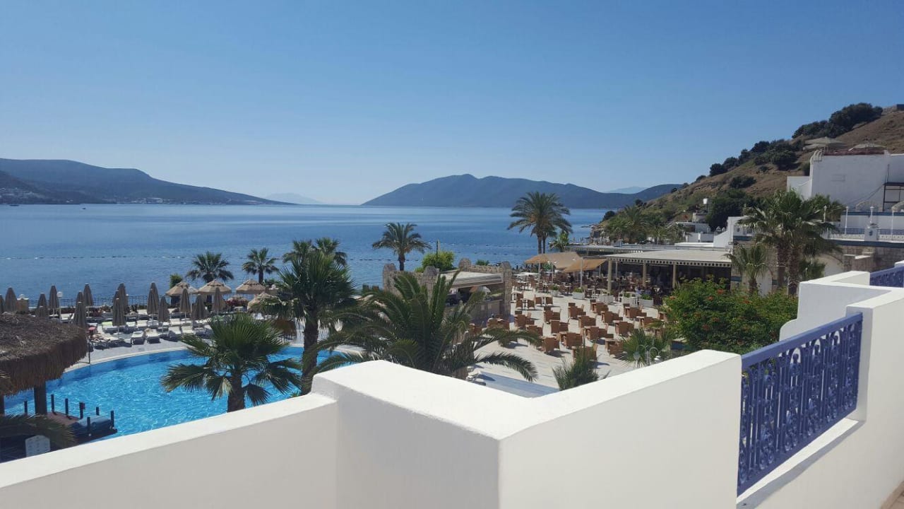 Pool und Essbereich Salmakis Resort & Spa