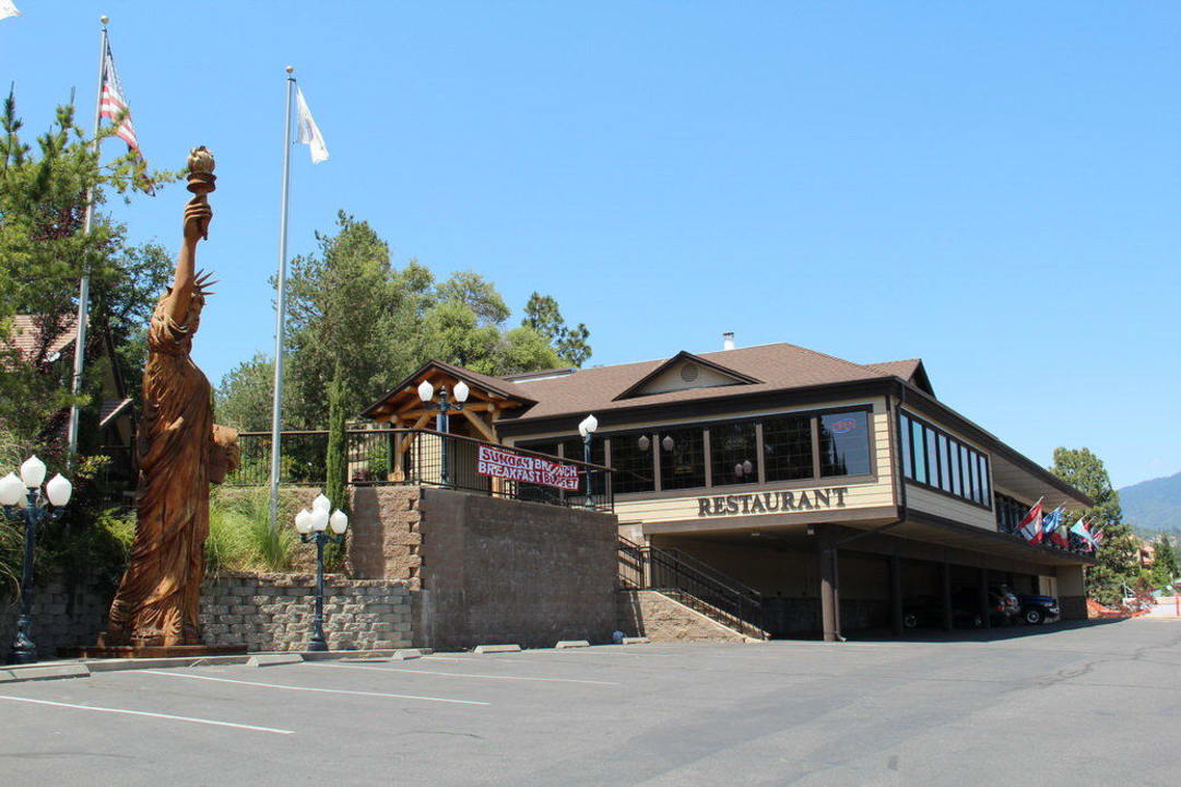 Restaurant gegenüber der Lobby Best Western Plus Yosemite Gateway Gasthof
