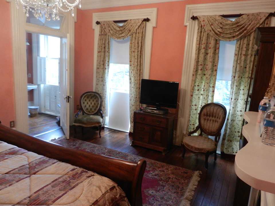 Fenster 17hundred90 Inn & Restaurant