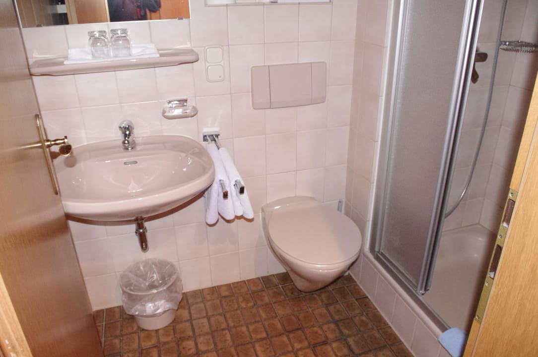Kleines WC mit Dusche der 70 er  Altstadthotel Zum Hechten