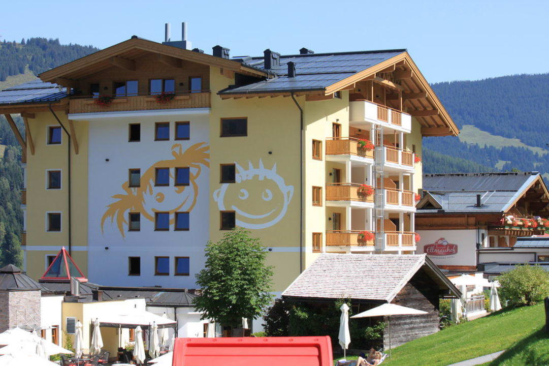 Haus vom Garten aus. Familienresort Ellmauhof – das echte All Inclusive