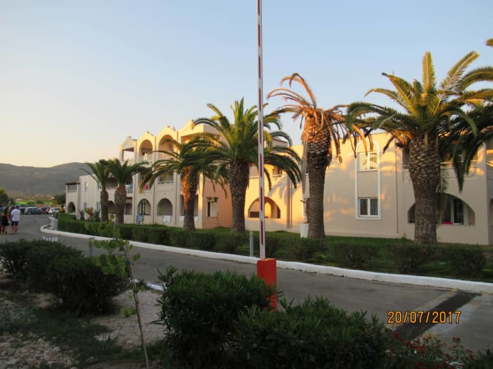 Wjazd na teren hotelu Sandy Beach Resort