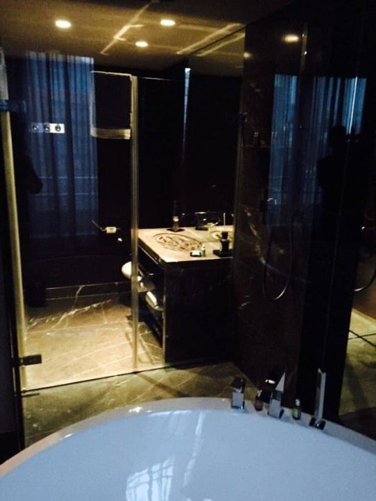 Ausblick von der Badewann in das Badezimmer Hotel Roomers