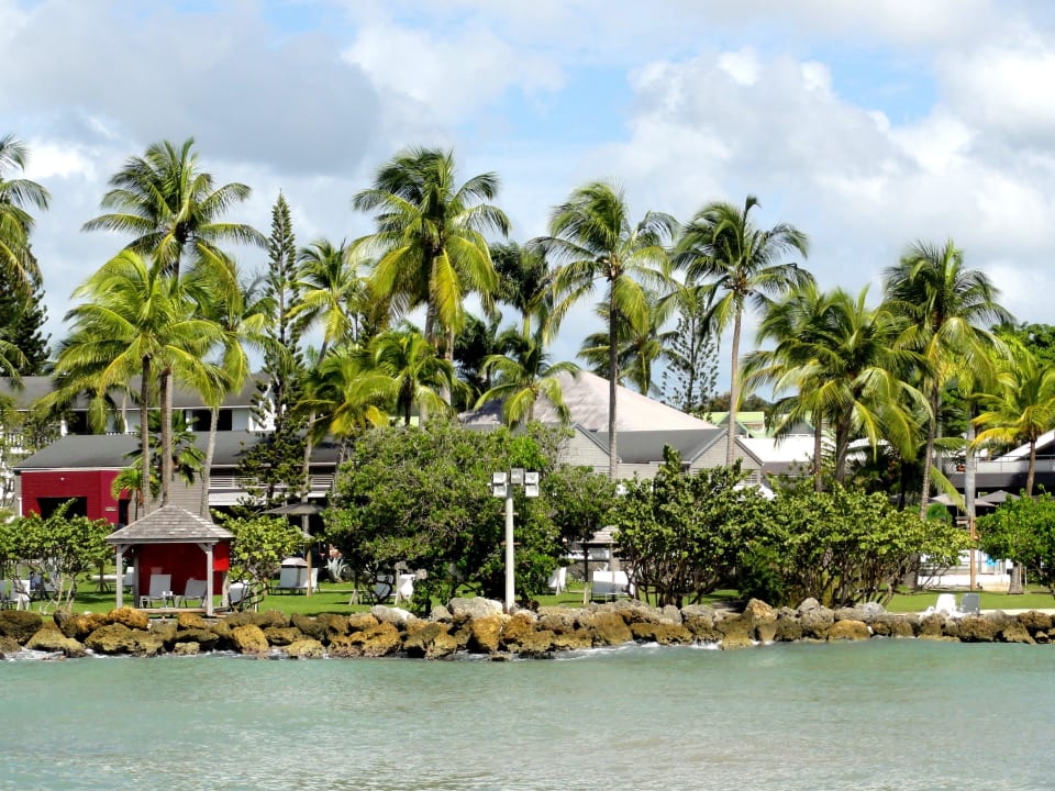 Blick von See auf den Hotelkomplex La Creole Beach Hotel & Spa