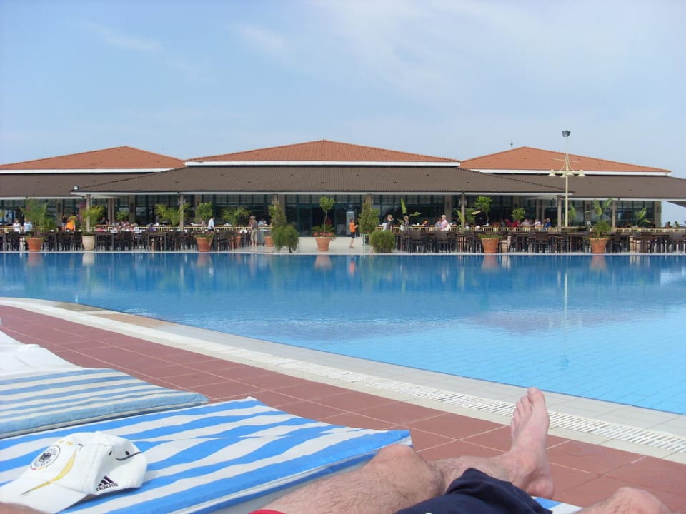 Pool mit Speisesaal im Hintergrund Asteria Family Resort Side
