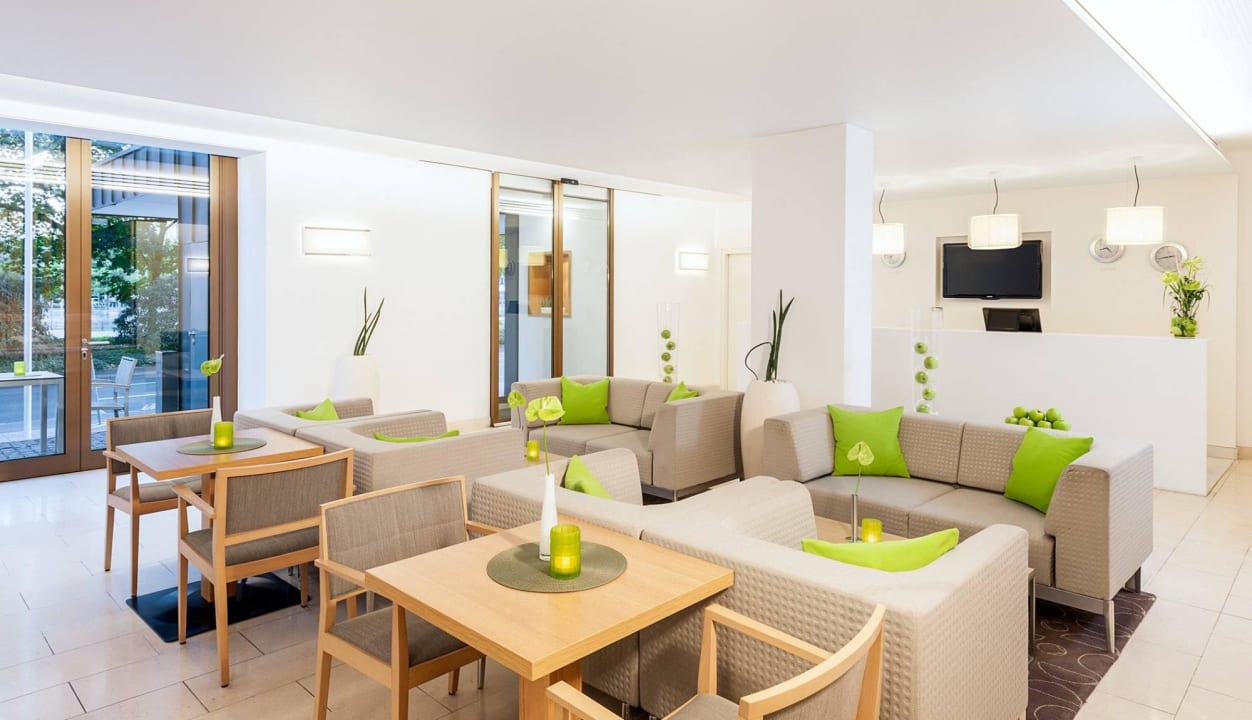 Lobby and Reception Hotel NH Frankfurt Messe