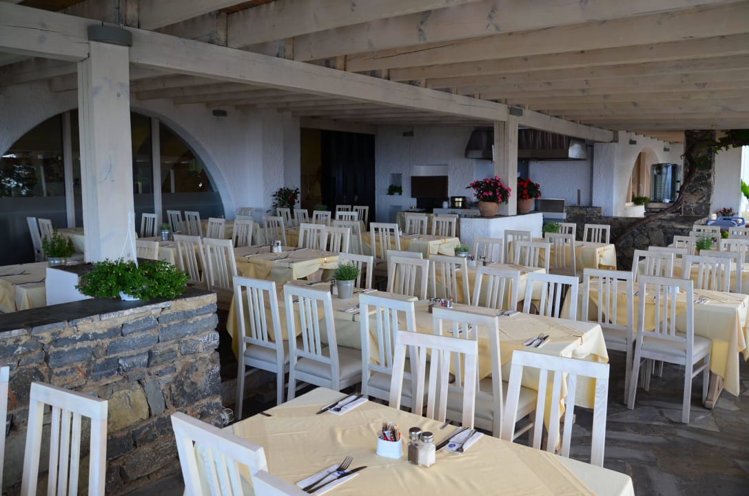 Restauracja na zewnątrz. Hotel Kakkos Bay