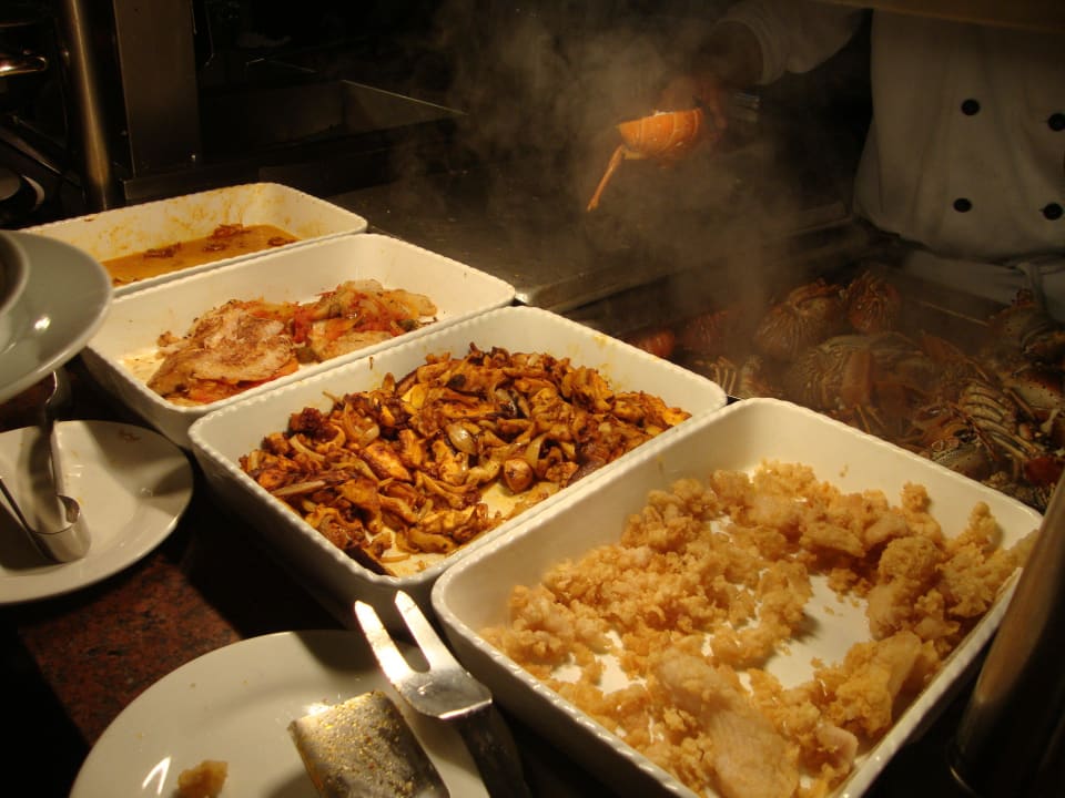 Abendessen - Hummer vom Koch serviert Hotel Riu Palace Riviera Maya