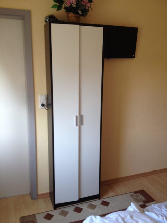 Schränkchen (eigentlich eine Garderobe) Hotel Wolters
