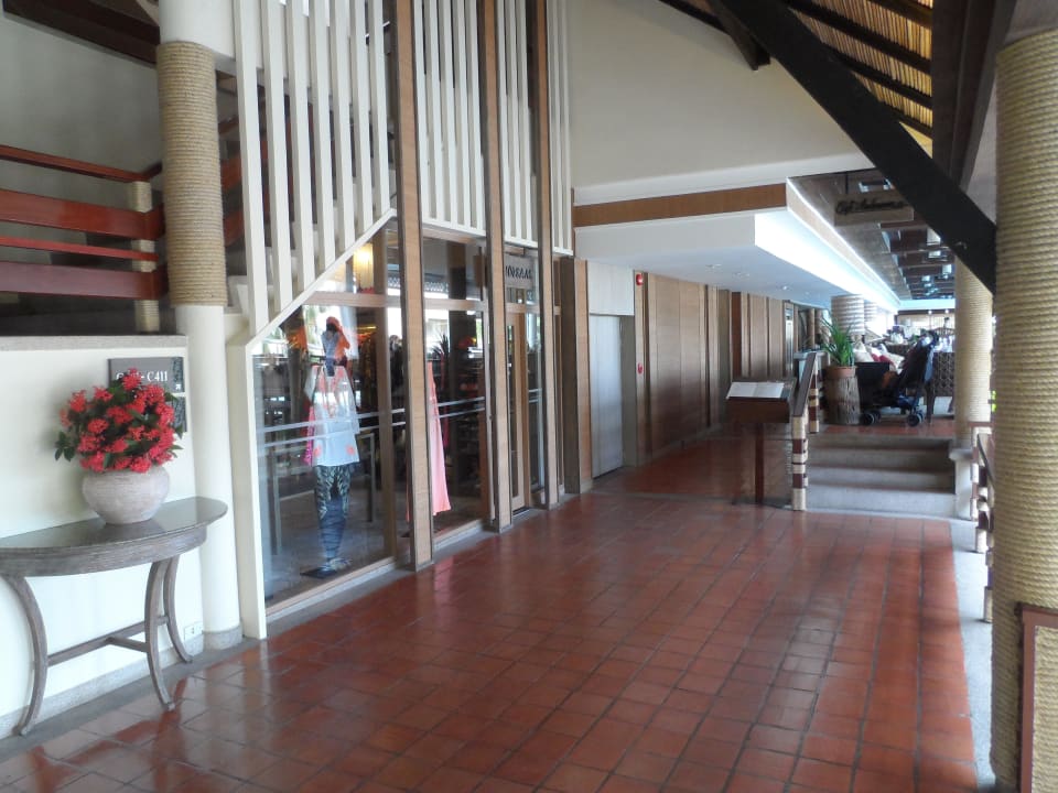 Von der Lobby zum Cafe Andeman Cape Panwa Hotel