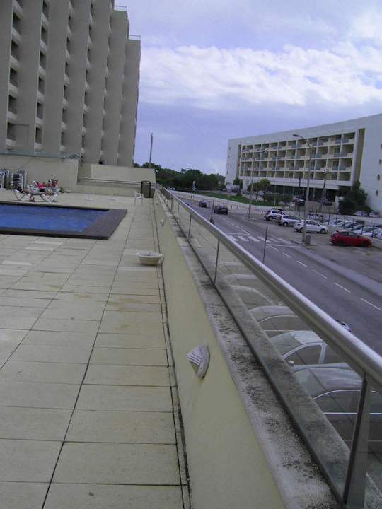 Blick über Straße zum Dunamar Hotel Yellow Praia Monte Gordo