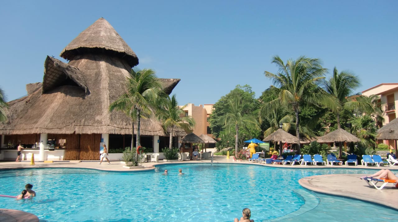 Hauptpool m.Blick auf Restaurant/Buffet/Bar Sandos Playacar Beach Resort