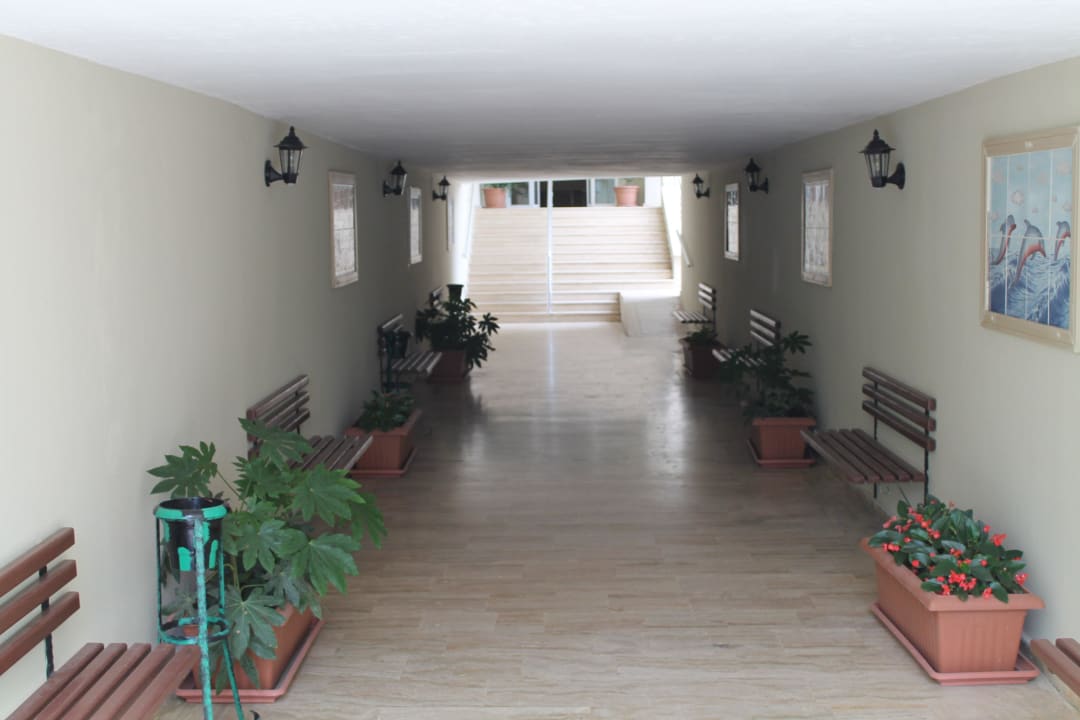 Tunnel unter zum Haus 5 Hotel Gardenia Beach