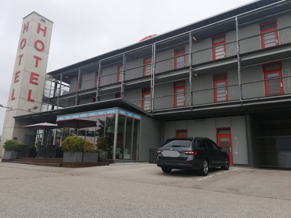 Außenansicht Hotel Orange Wings Wiener Neustadt
