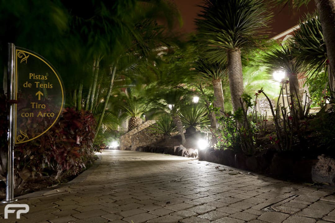 Einer der Wege durch die Anlage R2 Rio Calma Hotel & Spa & Conference