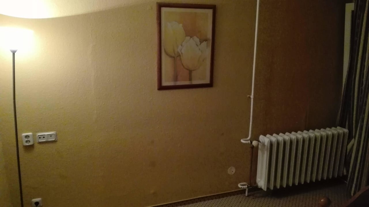 Nur schummrige Stehlampe im Kinderzimmer Landhotel Harz